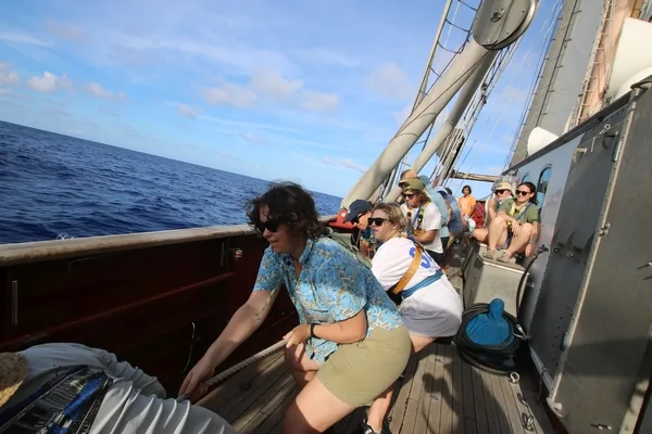 Students hauling the main sail (its heavvvvyyy)