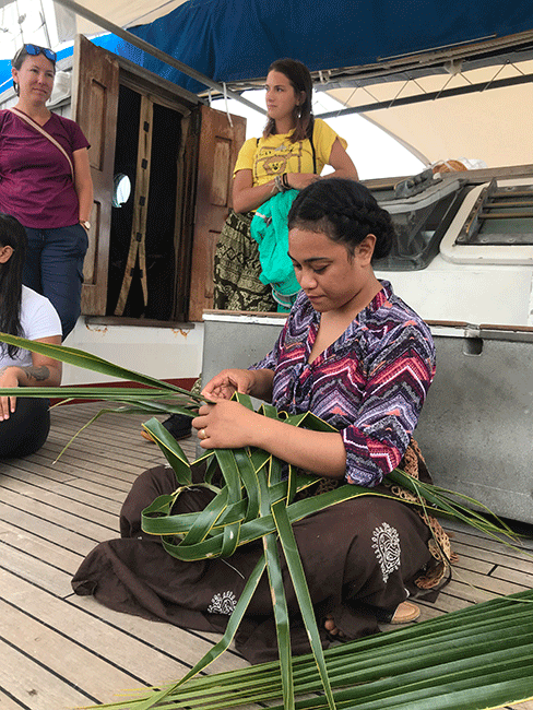 Weaving with Tapuaki.